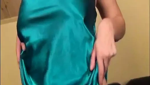 Kapıyı açık buluyorum ve esmer Katerina'yı filme alıyorum