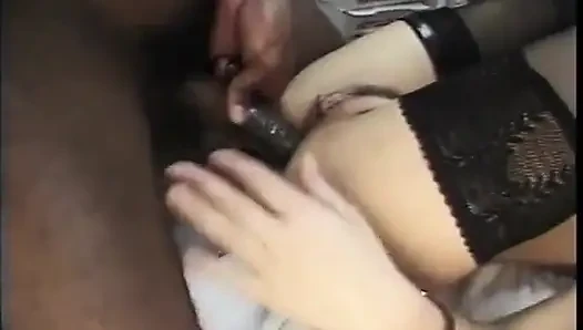 Büyük siyah yarak bu muhteşem genç sarışının sıkı göt deliğine sikiliyor