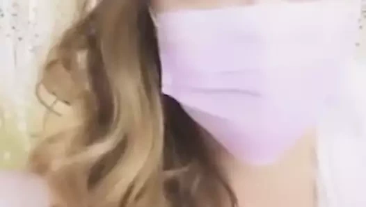 Cilveli genç kadınların izin vermesi çok çekici.