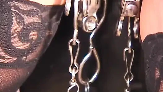Olgun esmer orta yaşlı seksi kadın bağlı ve amcığı geniş açıyor