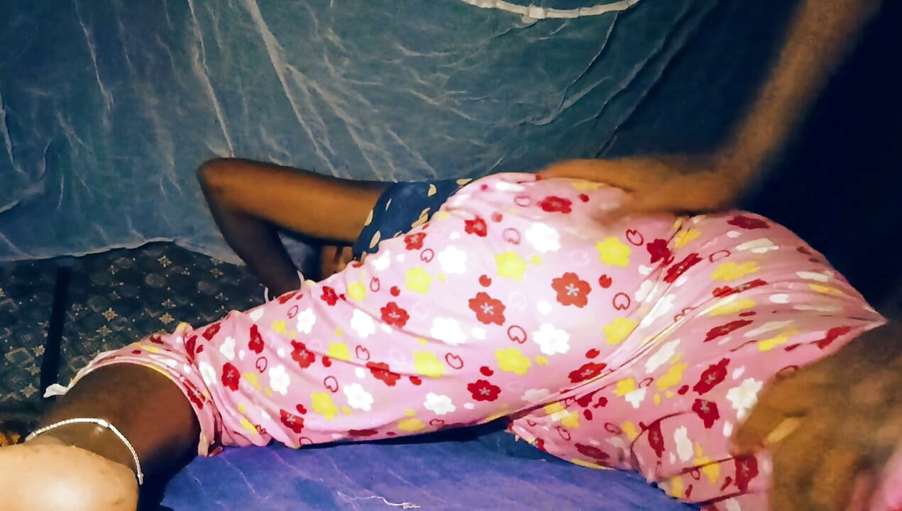 Sıcak desi bhabhi, köy evinde dragon prezervatifle sert sevişiyor. Desi bhabhi ve devar aşkı