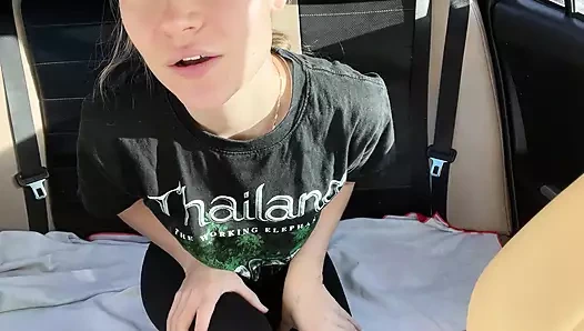 Başkasının arabasının arka koltukta herkesin içinde fışkırtıyor!