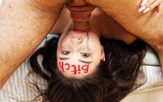 Tombul genç kızın sert yüzü ilk kez sikiliyor