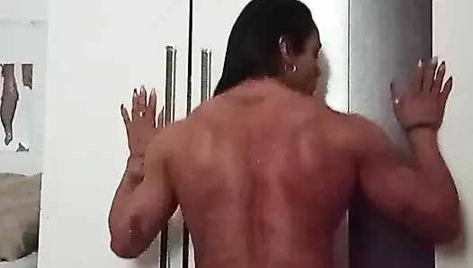 Kaslı orta yaşlı seksi kadınlar sadece spor salonunda takılmıyor