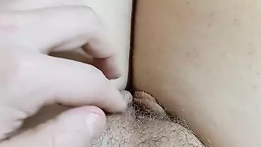 Sevimli kız genç amıyla oynuyor ve parmaklarını içine koyuyor...mmm))