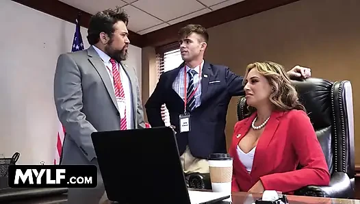Güçlü politikacı Monica Minx gerçekten istediğini almak için asistanını kullanıyor
