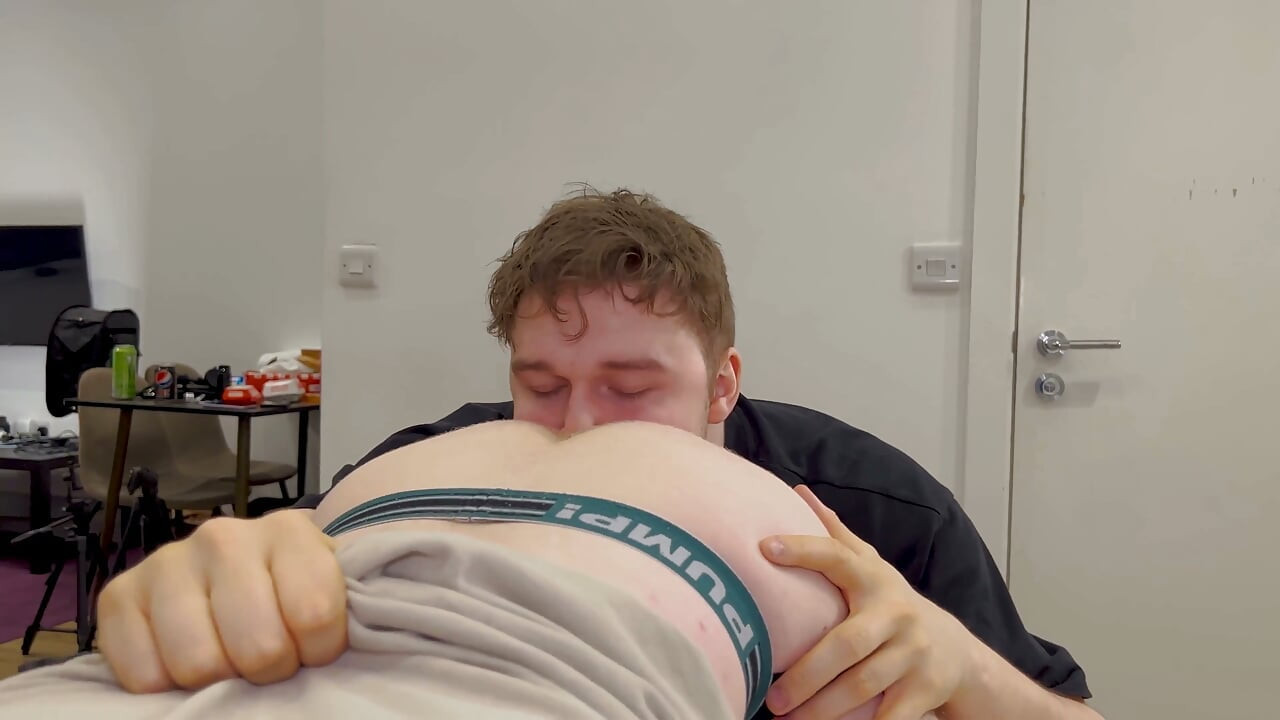 Ginger Twinks ilk kez büyük yaraklı üstte