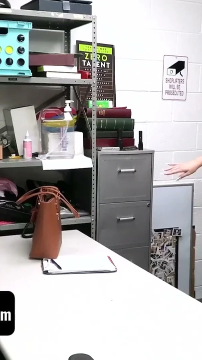 İri göğüslü sarışın orta yaşlı seksi kadın çalıyor ve anında çürüğü aranıyor ve sikiliyor - shoplyfter mylf | Klip 1