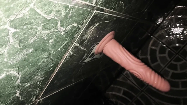 Banyoda dildo ve yarakla