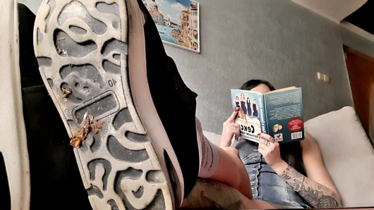 Kirli spor ayakkabı fetişi. yıpranmış çorap fetişi. fetişi görmezden gel