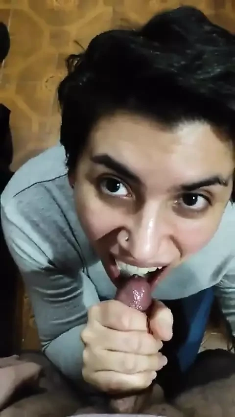 Quickie! Ağzına boşalıyor, boşalıyor ve yutuyor!