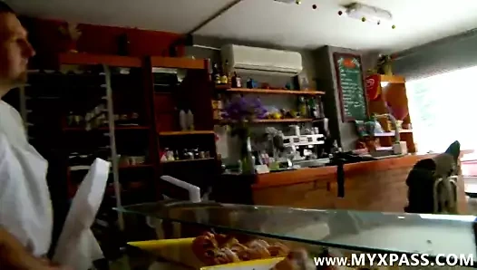 Esmer fırıncının büyük bagetini seviyor