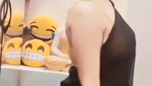 Sıcak model göğüs dekoltesi gösterisi