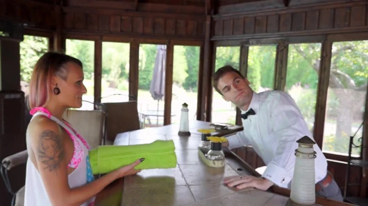 Plaj barında sikiş - ateşli ve azgın