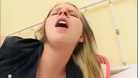 Asyalı hatun sert bir yarakla sikilen sarışın sürtüğün yanına katılıyor