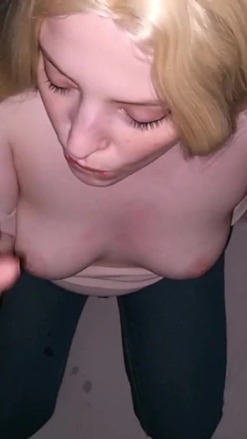 Незабываемый момент из "Горячая блондинка сосет глубокий член любовника и наслаждается процессом"