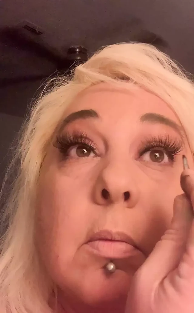 Sadece makyaj yapıyorum fotoğraf çekimi yapmaya hazırlanıyorum! Evet!