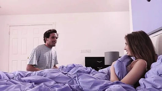 Kız yakalandı Mastürbasyon ve gets becerdin sert içinde ona kedi