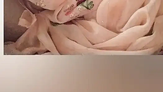 Hintli kadın seks oyuncaklarıyla parmaklamanın tadını çıkarıyor