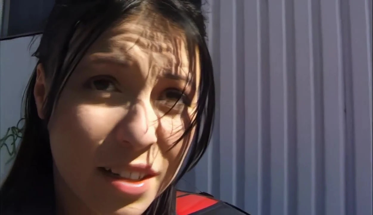 junge schuechterne brunette besorgt es sich mit vibrator vor der kamera