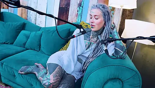 U hakkında konuşuyorum - rahatsız - asmr podcast sfw konuşuyor gotik sıska kız dreadlocks dövmeli model dövmeli kız