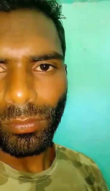 Мальчик дези шлепнул кулак и вылил воду в удовольствии, еще раз по-разному.