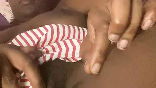 AFRIKALı GENÇ KıLLı SIYAH AMCıĞıMı ÖRÜYOR