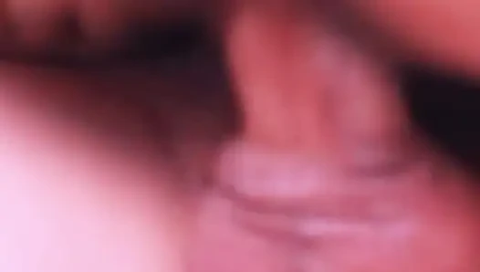 Derine biniyor ve son dökülmeye kadar yarağının üzerinde zıplıyor.