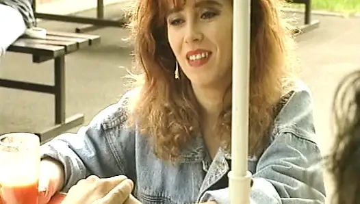 Çekici Alman sürtükler ateşli dörtlü sekste sikiliyor