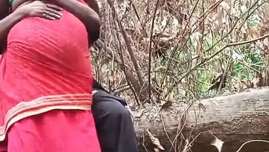Çiftçi, tarlada eşiyle cinsel ilişkiye girdi