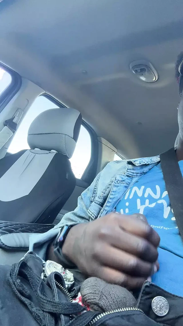 İş arkadaşlarımla arabamda mastürbasyon yaparken eğleniyorum