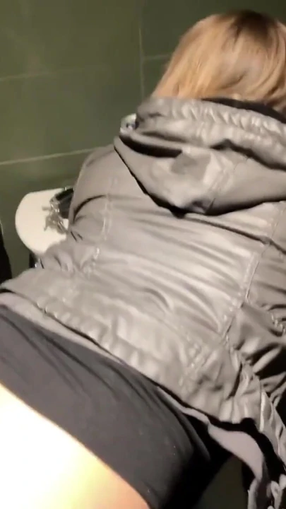 Мощный момент из "Засунуться в туалет в клубе, чтобы заняться сексом с линией людей, ожидающих!"