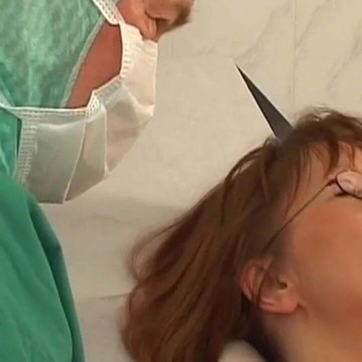 Olgun orta yaşlı seksi kadın jinekoz sandalyesinde hevesle yarak emiyor
