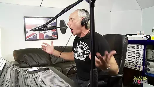 Radyo programı sunucusu sarışın orta yaşlı seksi kadınla sert anal üçlü seks yapmak için ara veriyor