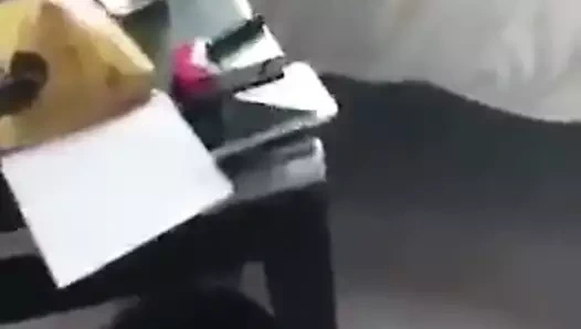 ESPOSA  GEMENDO ALTO NA PIKA DO COMEDOR E O CORNO FILMANDO