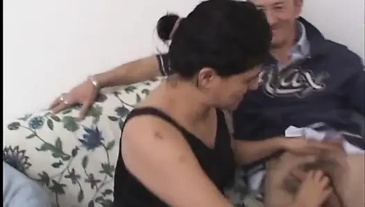 Tıknaz amatör esmer iki yarakla meşgul