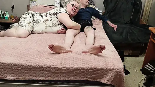 Kız arkadaş derin bir sakso çektikten sonra tüm dölleri zar zor yuttu