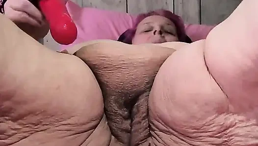 Yalnız ve dildo kemiğiyle sikişiyor