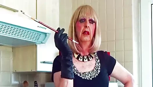 Göz alıcı anneanne travesti mandy sigara içme ile seksi sahibi