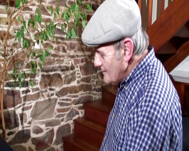 Seksi Fransız genç kız dedesi izlerken deliklerini siktiriyor
