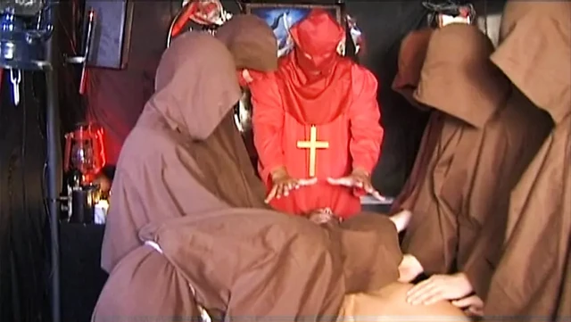 Sarışın Alman genç erkek avcısı BDSM'de domine ediliyor ve parmaklanıyor