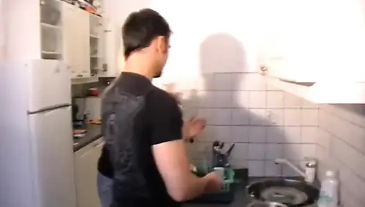 Ev kölesi mutfağı temizlemeli