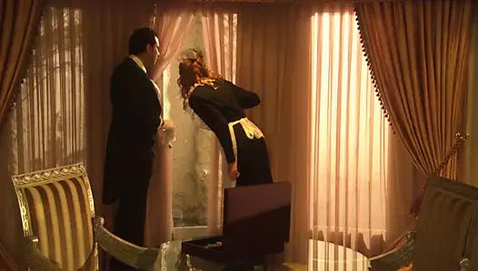 Azgın çift samanda ciddi bir şekilde yerde yuvarlanıyor