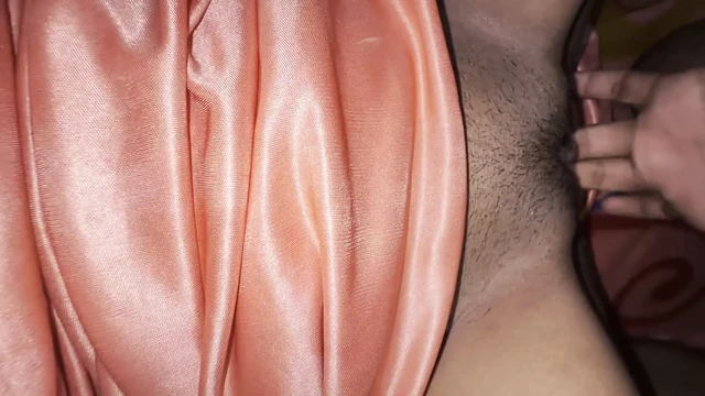 Соседская тетушка Mallu занимается сексом с пареньком