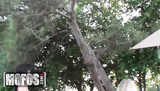 Mofos - bu ateşli porno yıldızları havuz partisinde gece gündüz emiyor ve sikişerek bağımsızlıklarını kutluyor