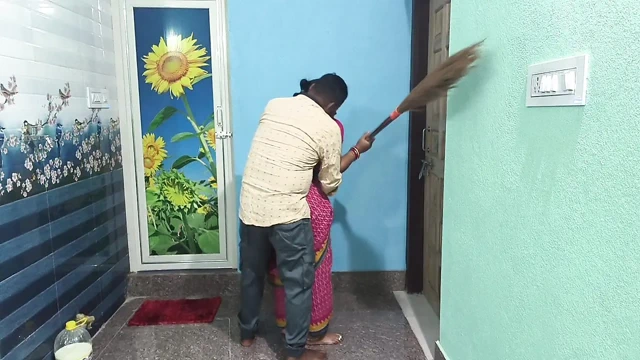 Köylü desi evli kadın hintli kadınla sert seks yapıyor. Kocası evde değilken