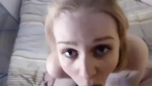 küçük göğüsleri üzerinde kız emme horoz ve alır bir yük