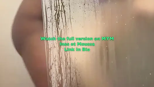 19 yaşındaki Arap genç bir adam, arkadaşının duşunda seks yapıyor.