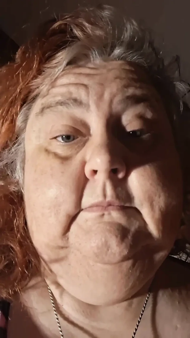Büyük güzellik hemşiresi Vicki terli ve işemek zorunda!