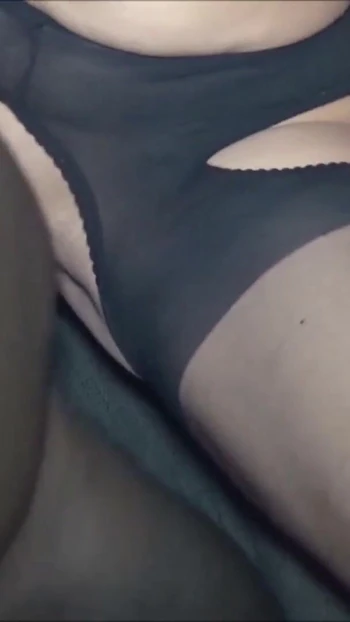 Обязательный для просмотра момент из "Немецкая мачеха Марин трахает огромный черный член и друг снимает на видео"